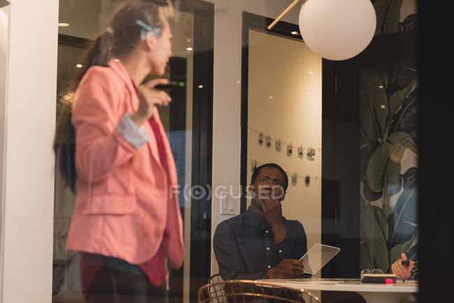 Geschäftsfrau bei einem Vortrag vor ihren Kollegen im Büro — Stockfoto