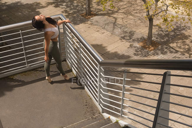 Vista de ángulo alto de bailarina urbana practicando danza en las escaleras
. — Stock Photo