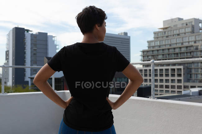 Visão traseira da mulher adulta média posando no terraço . — Fotografia de Stock