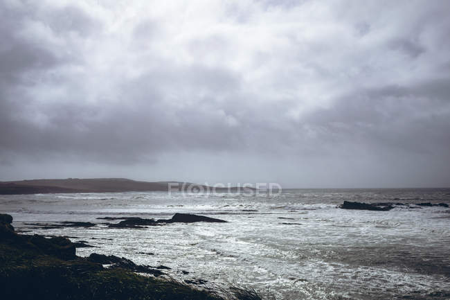 Hermosa playa bajo el cielo dramático en el Condado de Cork, Provincia de Munster, Irlanda . - foto de stock
