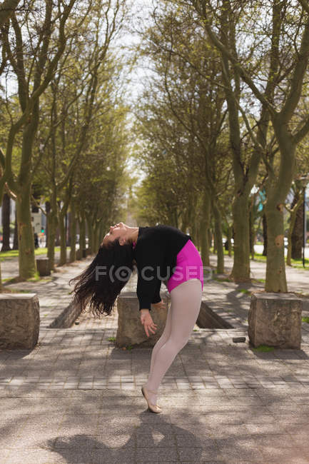 Vue latérale d'un danseur urbain pratiquant la danse en ville . — Photo de stock