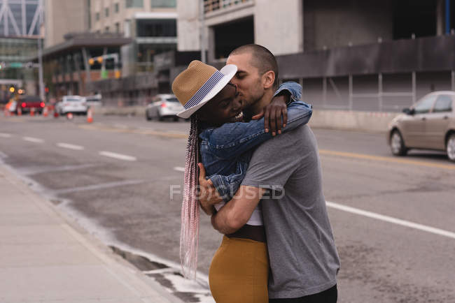 Романтическая пара, обнимающаяся на улице в городе — стоковое фото