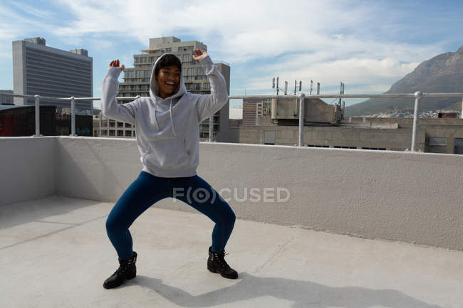 Красива випадкова жінка танцює хіп-хоп на терасі . — стокове фото