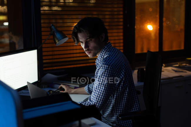 Uomo dirigente che lavora alla scrivania in ufficio di notte — Foto stock