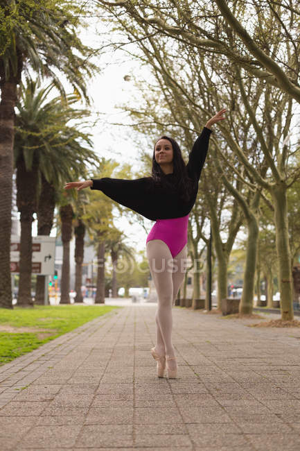 Beautiful urban dancer practicing dance in the city. — Stock Photo