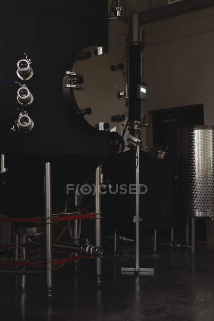 Tanque de almacenamiento de destilería de vino en el interior de fábrica - foto de stock