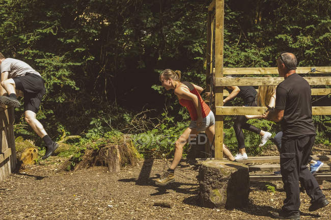 Вмістити людей тренуватися над перешкодами в таборі для завантаження — стокове фото