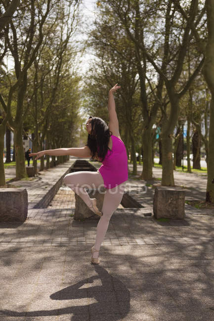 Грациозная городская танцовщица практикующая танец в городе . — стоковое фото
