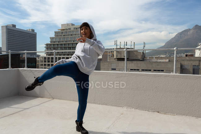 Красива випадкова жінка танцює хіп-хоп на терасі . — стокове фото