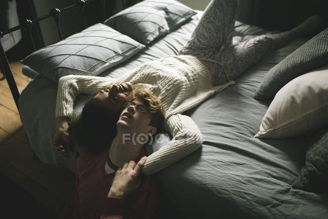 Молода пара розслабляється в спальні вдома — стокове фото