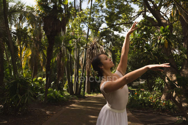 Städtische Balletttänzerin tanzt im Park im Sonnenlicht. — Stockfoto