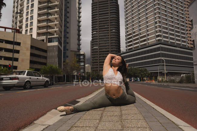 Belle danseuse urbaine pratiquant la danse en ville . — Photo de stock