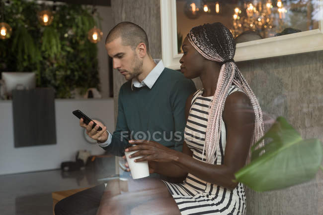 Молода пара взаємодіє один з одним в кафе — стокове фото