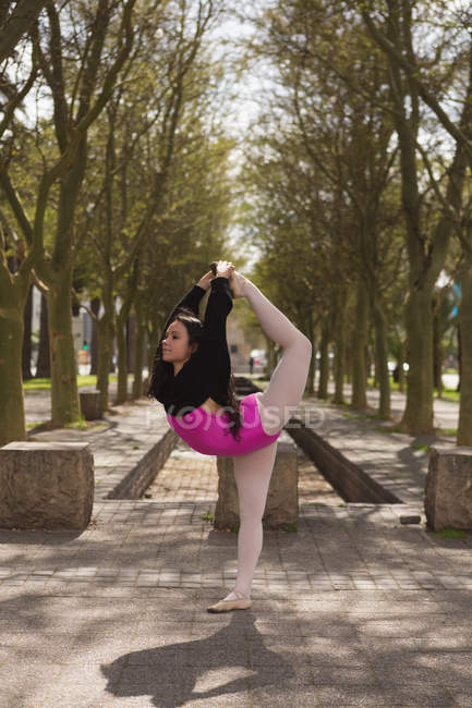 Danseuse urbaine gracieuse pratiquant la danse dans la ville . — Photo de stock