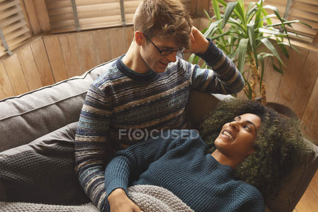 Casal interagindo uns com os outros na sala de estar em casa — Fotografia de Stock