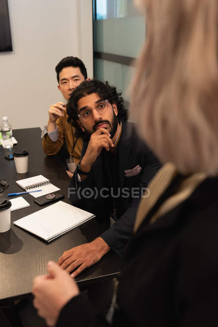 Executivos discutindo em sala de conferências no escritório — Fotografia de Stock