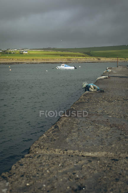 Bateau à moteur dans l'eau de la rivière à la plage dans le comté de Cork, Province de Munster, Irlande . — Photo de stock