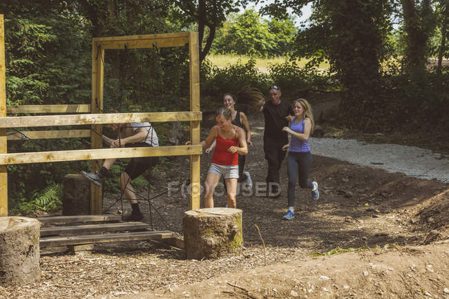 Apto para personas entrenando sobre carrera de obstáculos en el campo de entrenamiento - foto de stock