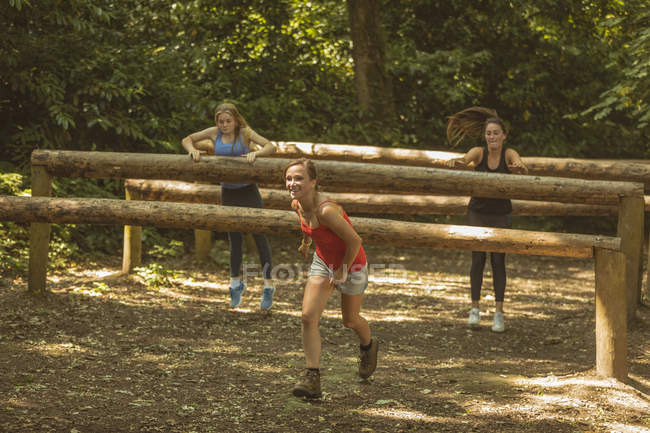 Entraînement des femmes sur le parcours d'obstacles au camp d'entraînement — Photo de stock