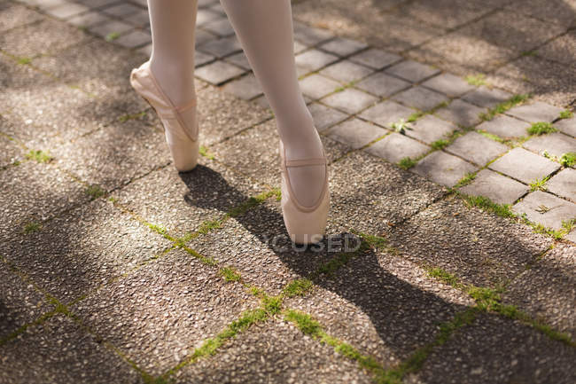 Low section of urban ballet dancer dancing in the park. — Stock Photo