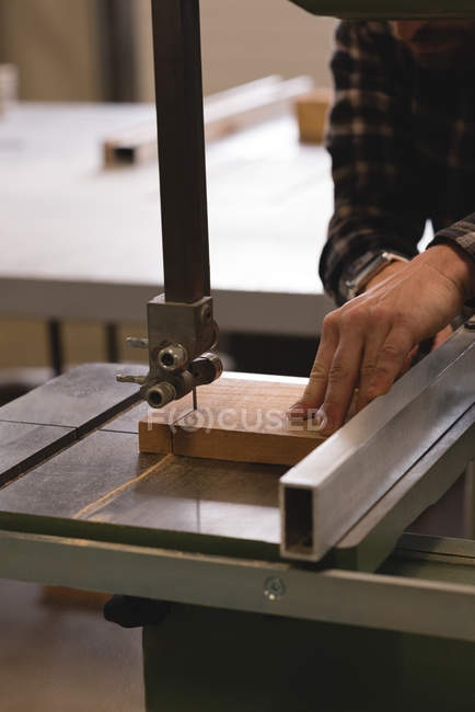 Mittlerer Teil der Handwerker arbeitet in der Werkstatt — Stockfoto
