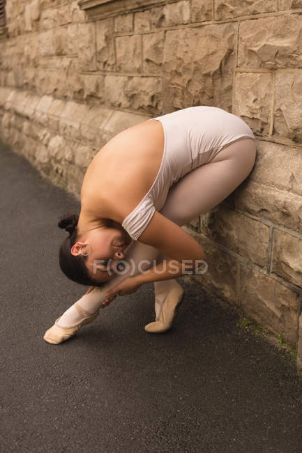 Bella ballerina di balletto urbano che balla in città
. — Foto stock