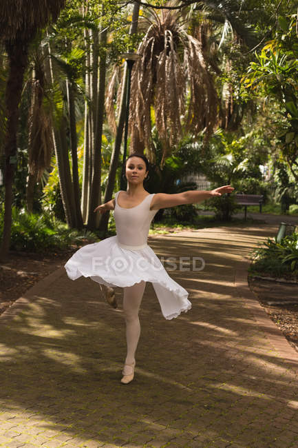 Beautiful urban ballet dancer dancing in the park. — Stock Photo