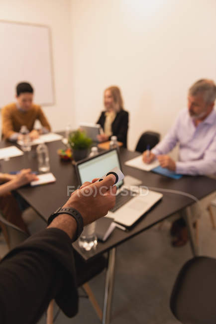 Männliche Führungskraft mit Projektor Fernbedienung im Büro — Stockfoto