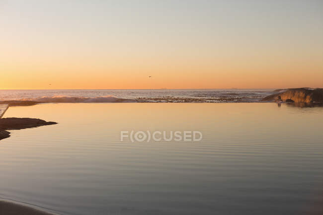 Paisaje de hermosa puesta de sol sobre el paisaje marino - foto de stock
