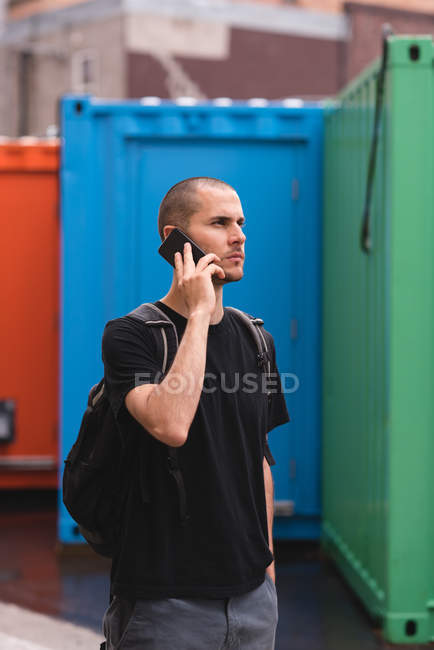 Primo piano del giovane che parla al telefono in città — Foto stock