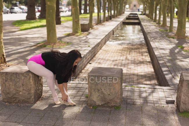 Side view of urban dancer wearing ballet shoes in the city. — Stock Photo