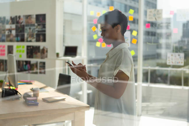Боковой вид бизнес-руководителя с помощью цифрового планшета в офисе . — стоковое фото