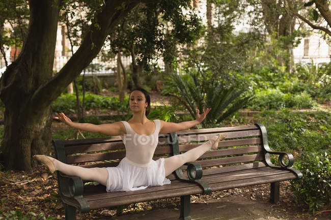 Dançarino de ballet urbano bonito dançando no parque . — Fotografia de Stock