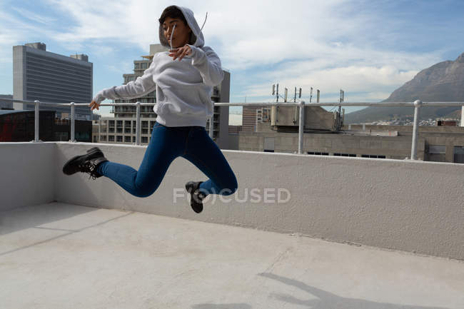 Beautiful casual woman dancing hip hop on terrace. — Stock Photo
