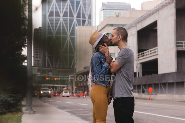 Romantic couple kissing on street in city — Stock Photo