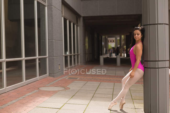 Vista lateral da dançarina urbana praticando dança na cidade . — Fotografia de Stock