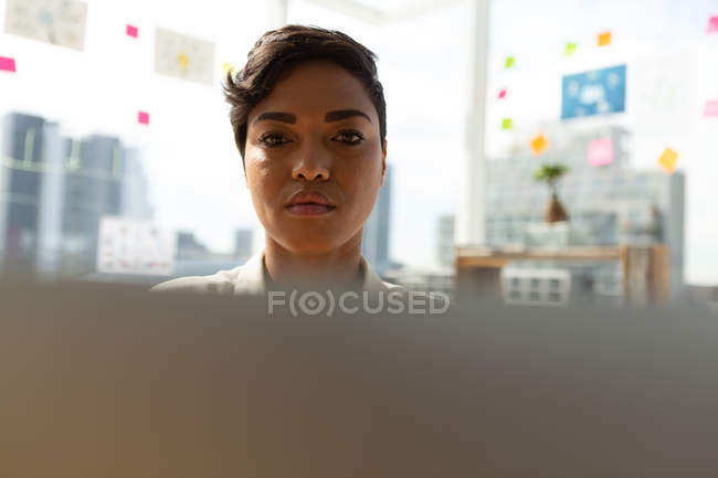 Esecutivo aziendale femminile che lavora sul computer in ufficio . — Foto stock