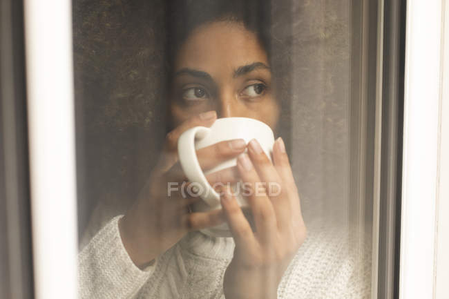 Mulher atenciosa tomando café em casa — Fotografia de Stock