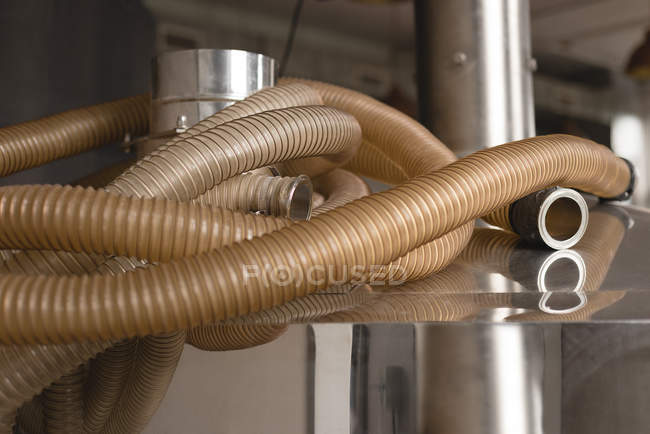 Close-up de tanque de destilaria e tubulação na fábrica — Fotografia de Stock