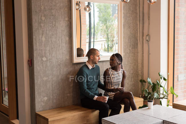 Giovane coppia che interagisce con l'altro in caffè — Foto stock