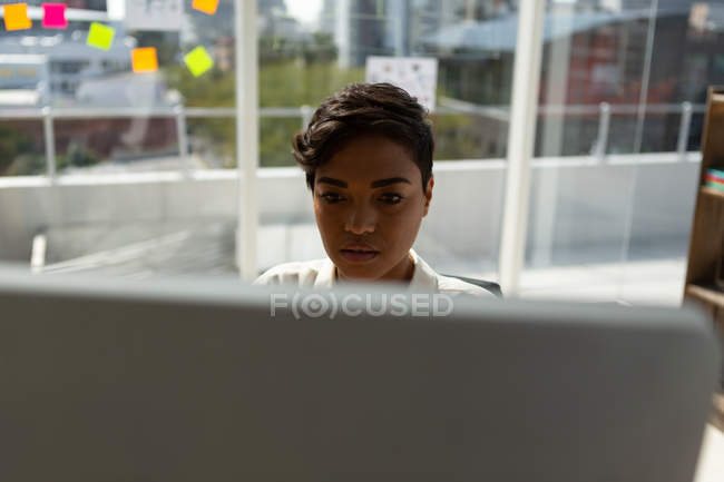 Ejecutiva femenina trabajando en la computadora en la oficina . - foto de stock