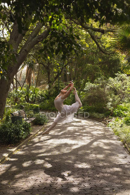 Anmutige urbane Balletttänzerin, die im Park tanzt. — Stockfoto