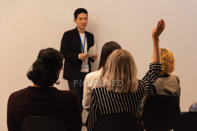 Executivo levantando mão durante reunião no escritório — Fotografia de Stock