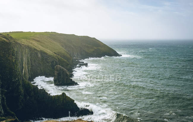 Scenery of cliffs overlooking ocean in County Cork, Ireland. — Stock Photo
