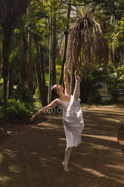 Schöne städtische Balletttänzerin tanzt im Park. — Stockfoto