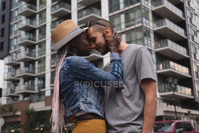Low angle view of happy couple embracing in city — Stock Photo