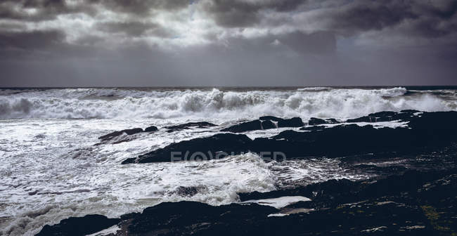 Пляж Мбаппе при солнечном свете в графстве Корк, провинция Манстер, Ирландия . — стоковое фото