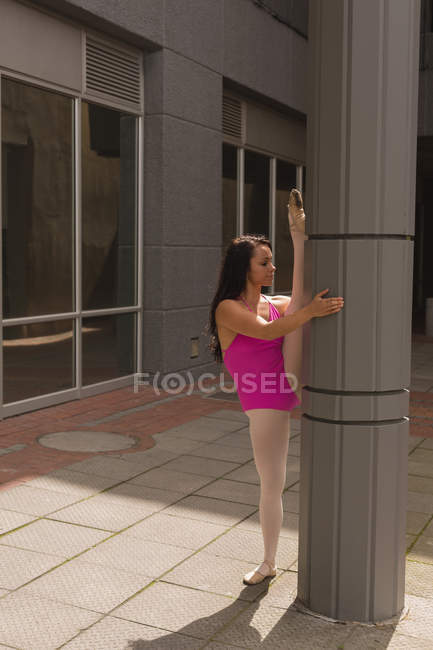 Hermosa bailarina urbana practicando danza en la ciudad . - foto de stock