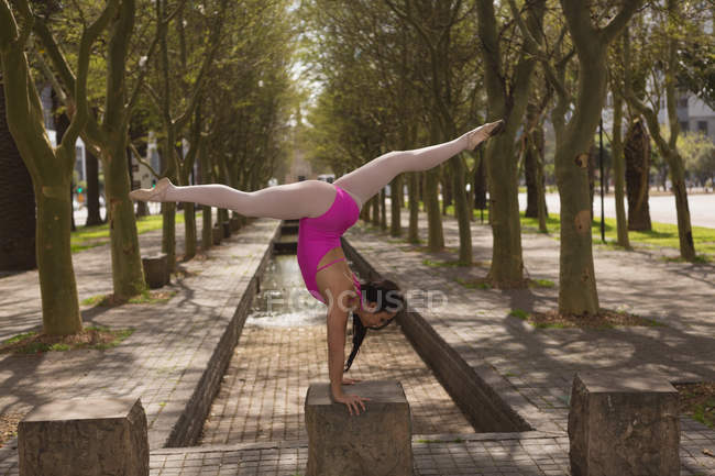 Вид збоку на міський танцюрист, що практикує танець у місті . — стокове фото