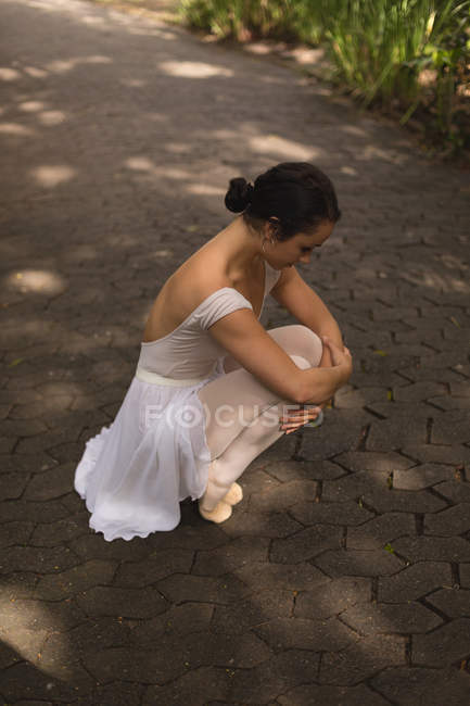 Vue en angle élevé du danseur de ballet urbain dansant dans le parc . — Photo de stock